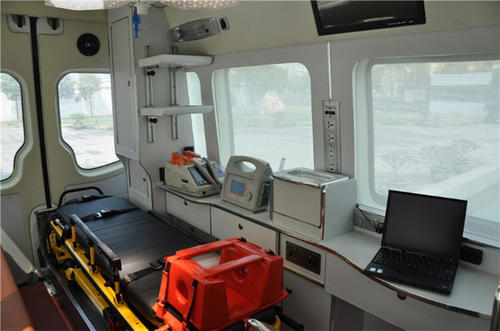雅安救护车内部